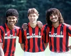 荷兰队力克敌手，成功晋级杯赛的简单介绍