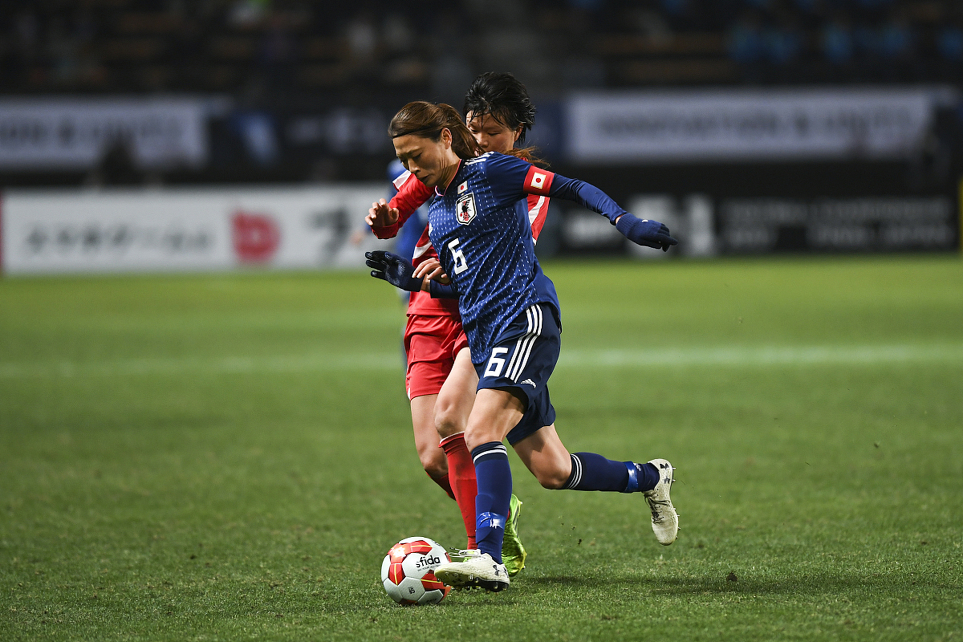 日本足球运动员奋勇勇进展现团队配合的简单介绍